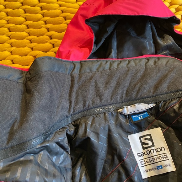 ❌SOLD❌ Women’s Salomon Ski Jacket - Picture 5 of 8